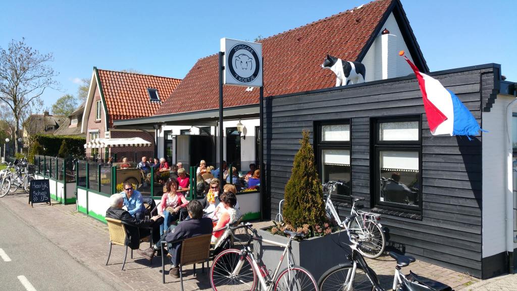 ons terras staat er helemaal klaar voor om de fietsen en fietsers op te laden om hun reis uitgerust te vervolgen
